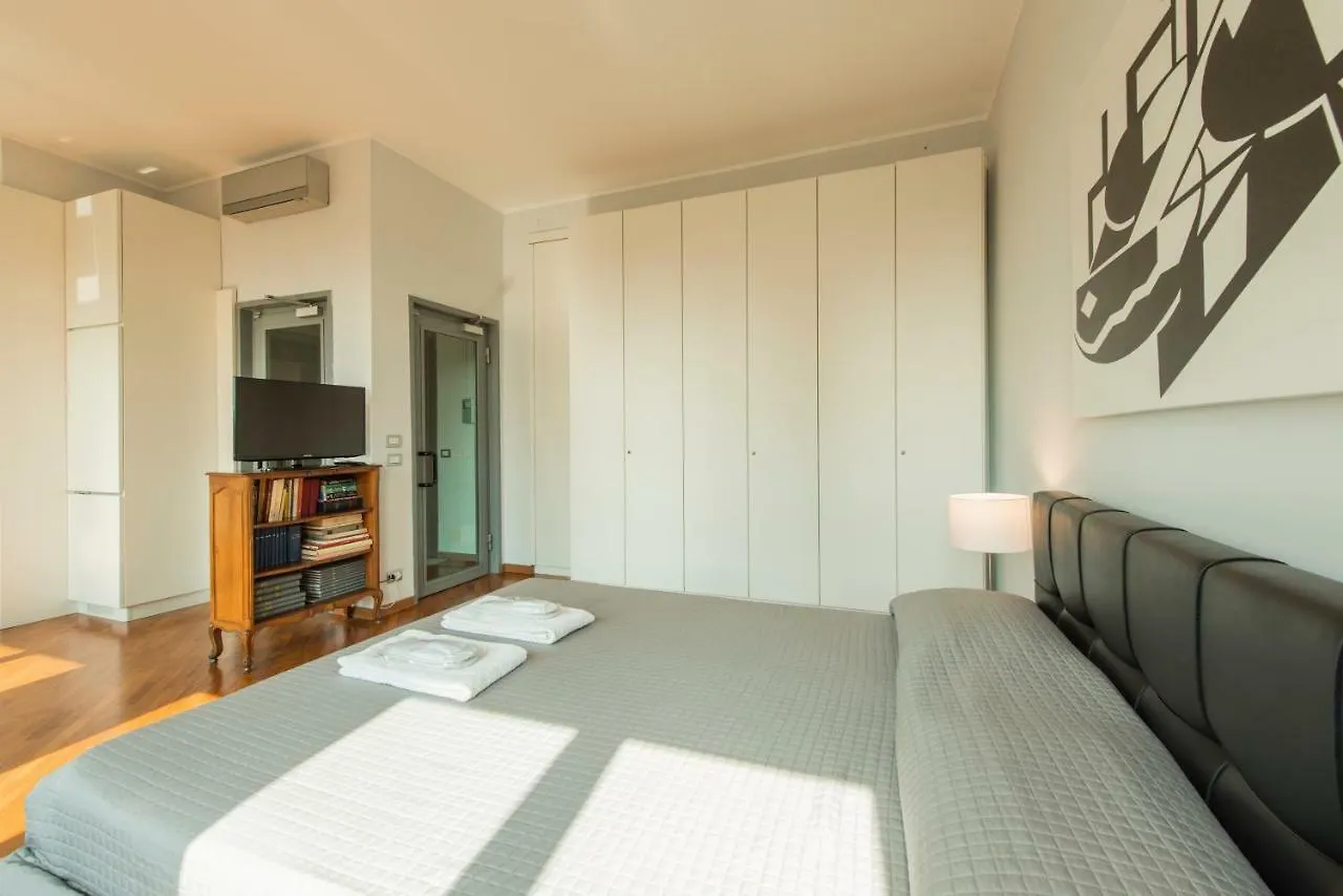 Bnbutler - Duomo Apartment - Galleria Unione Milan 0*,  Italy